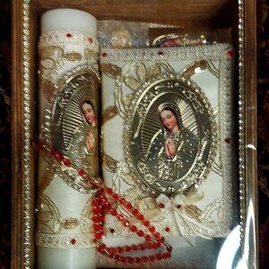 Set de Vela de Bautizo Biblia Latino Americano Decorado Ivory con Virgen Maria